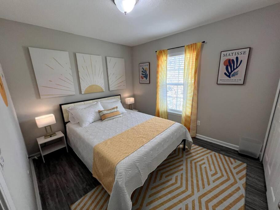 The August - 3br 2.5ba Open Concept 1.4 Mi To Town