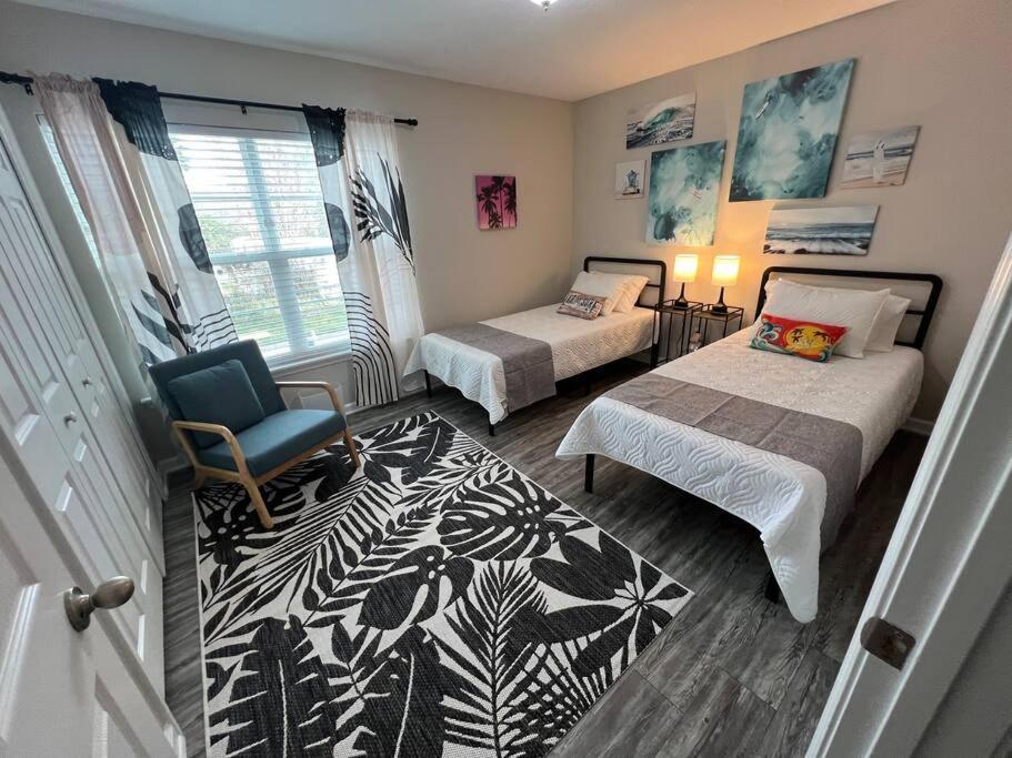 The August - 3br 2.5ba Open Concept 1.4 Mi To Town Ferienhaus